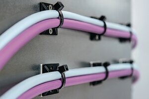 有关更多安装选项的4路电缆绑带条目。