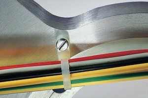 Buntbanden med skruvfäste kan enkelt skruvas fast på en panel.