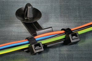 Klipy StandOff pozwalaja na prowadzenie wiazki z okreslonym odstepem od otworów mocujacych.