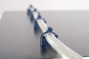 Sporbare befæstigelsesløsninger med MCKR ankre og MCTS kabelbindere.