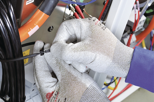 Even under difficult circumstances the Q-tie cable tie is very fast and easy to apply.