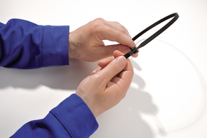 1. Insert the thin part of the cable tie into the open lock head.