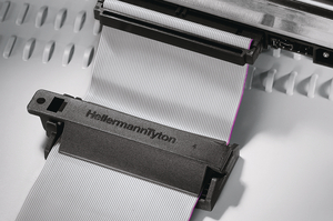 Clip pour câbles plats de la série FKH, en application.