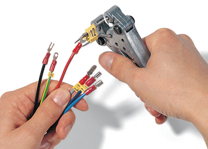 Avec les pinces à manchonner, il est aussi possible de monter les bagues après câblage.