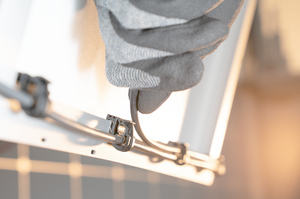 EdgeClip voor directe bevestiging van maximaal twee PV kabels.