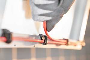 EdgeClip voor directe bevestiging van maximaal twee PV kabels.