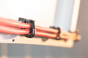 EdgeClip voor directe bevestiging van maximaal twee PV kabels.