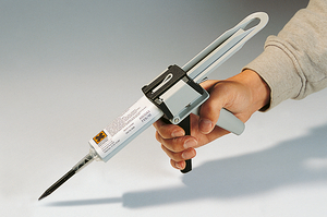 Die V9500 Dosierpistole garantiert eine saubere und genaue Verarbeitung.