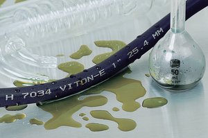 Viton®-E - taipuisa kutistemuoviletku kestää aggressiivisia kemikaaleja.