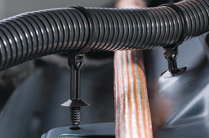 Zaprojaktowana do optymalnego prowadzenia z odstępem - zintegrowany element dystansowy umożliwia pewne prowadzenie kabli, zapobiegając jednocześnie kontaktowi z powierzchnią, co czyni ją idealną do zastosowań o wysokich wymaganiach aplikacyjnych.