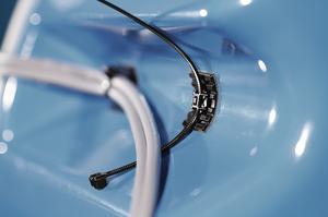 Flexibler Klebesockel (FlexTack) in einer konkaven Anwendung.