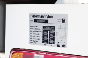 Typenschild eines LKW-Aufliegers mit Helatag Schutzlaminat.