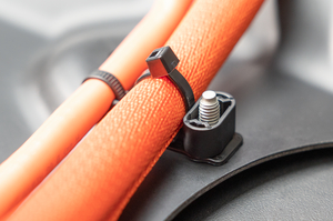 T50SOSAS w połączeniu z opaskami kablowymi SB5-6 montowanymi na bolec napawany do równoległego prowadzenia kabli (np. w zastosowaniach z wiązkami HV).