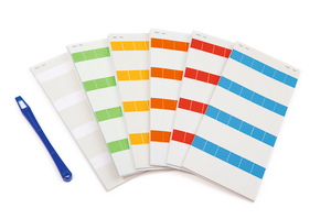 Toujours à portée de mains : Etiquettes dans un carnet pratique, compact et léger.