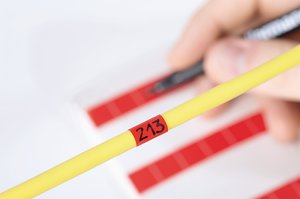 HELASIGN - etykiety samolaminujące do szybkiej i łatwej identyfikacji kabli i przewodów.