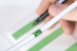 HELASIGN - etykiety samolaminujące do szybkiej i łatwej identyfikacji kabli i przewodów.