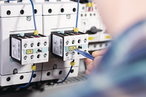 Safety and clarity in control cabinets with HELASIGN labels.