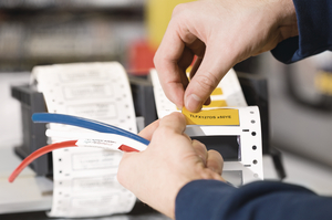 Schrumpfschlauchmarkierer TLFX DS mit geringer Brandgefahr für die Bahnindustrie. 