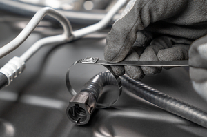 Uygulama sırasında metal bilyeli paslanmaz çelik kablo bağı.