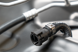 Paslanmaz çelikten yapılmış metal bilyeli kablo bağları uygulanır.