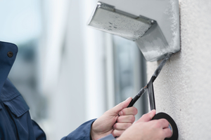 Das Premiumisolierband HelaTape Flex 1000+ lässt sich sehr gut bei niedrigen Temperaturen verarbeiten.