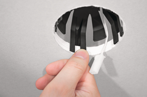 SpotClip-IV_Slim kołpak osłonowy do opraw typu downlight z 4 dodatkowymi, elastycznymi nogami.