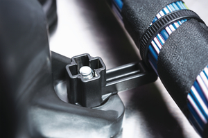 Konstrukcja umożliwia prowadzenie wiązek z dala od przeszkód, ciepła lub źródeł ścierania.