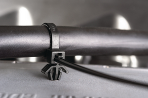 Der Kabelbinder mit Spreizanker verfügt über eine verlängerte Sperrklinke zum Lösen des Binders für die Wartung des Bündels.