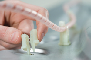 Embase à riveter de la série TY5 en application, à combiner à un collier de serrage.