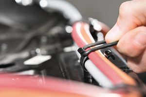 Beşik kelepçesi - kelepçe ve tutma halkasından oluşan 2 parçalı sabitleme parçası. Kabloları demetlemek için basit ve çok yönlü bir yöntem.