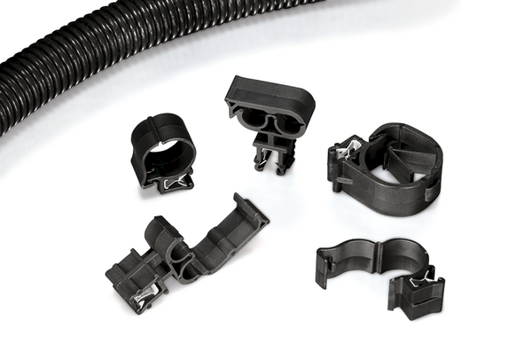 Large gamme de clips pour bords de tôle disponible, offrant la possibilité de venir ajouter ou retirer des câbles après installation.