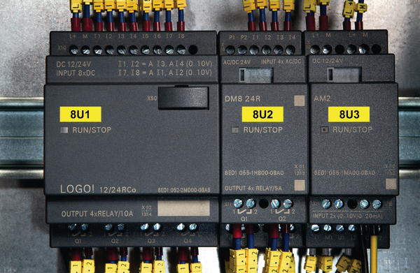 Des étiquettes clairement identifiées garantissent une gestion facile des fils et des câbles réseau.